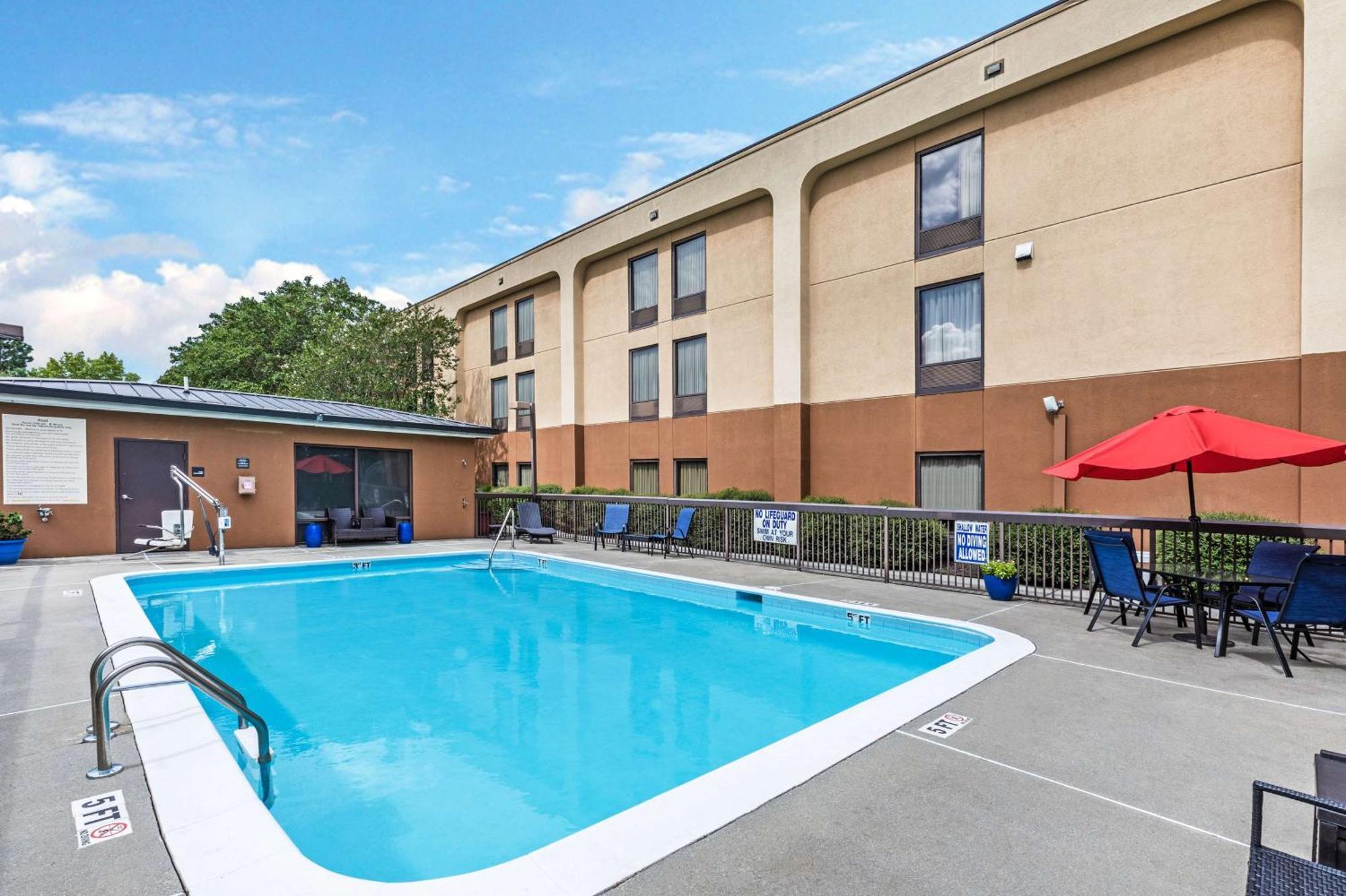 Hampton Inn Айкен Экстерьер фото